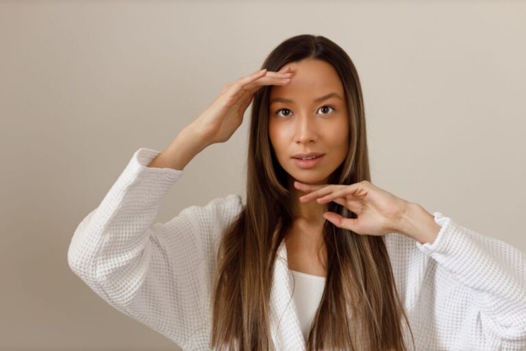 Femme qui décolle ses racines avec les doigts pour donner du volume à ses cheveux